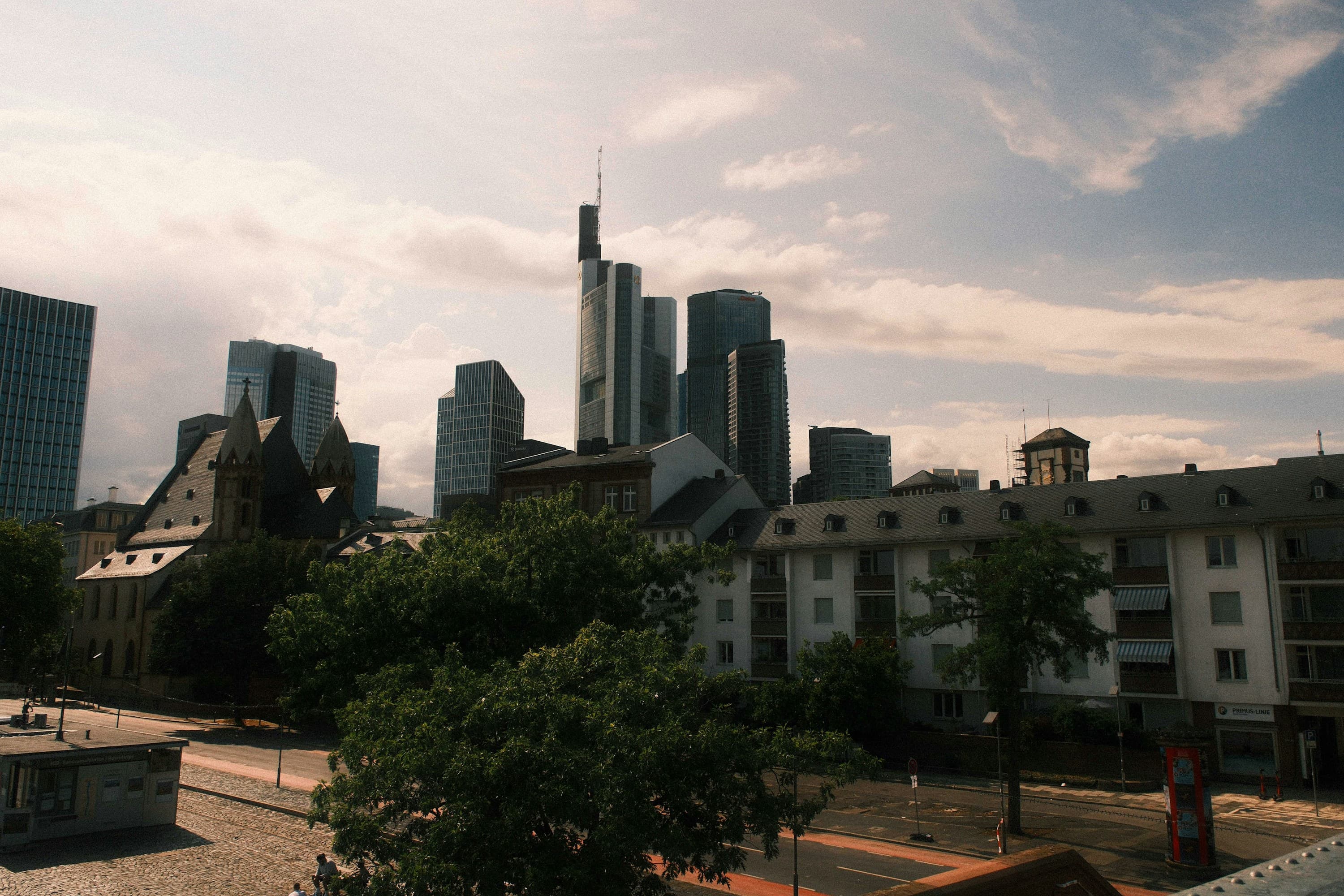 DAX oscillates around 25,000 as US earnings season gets underway