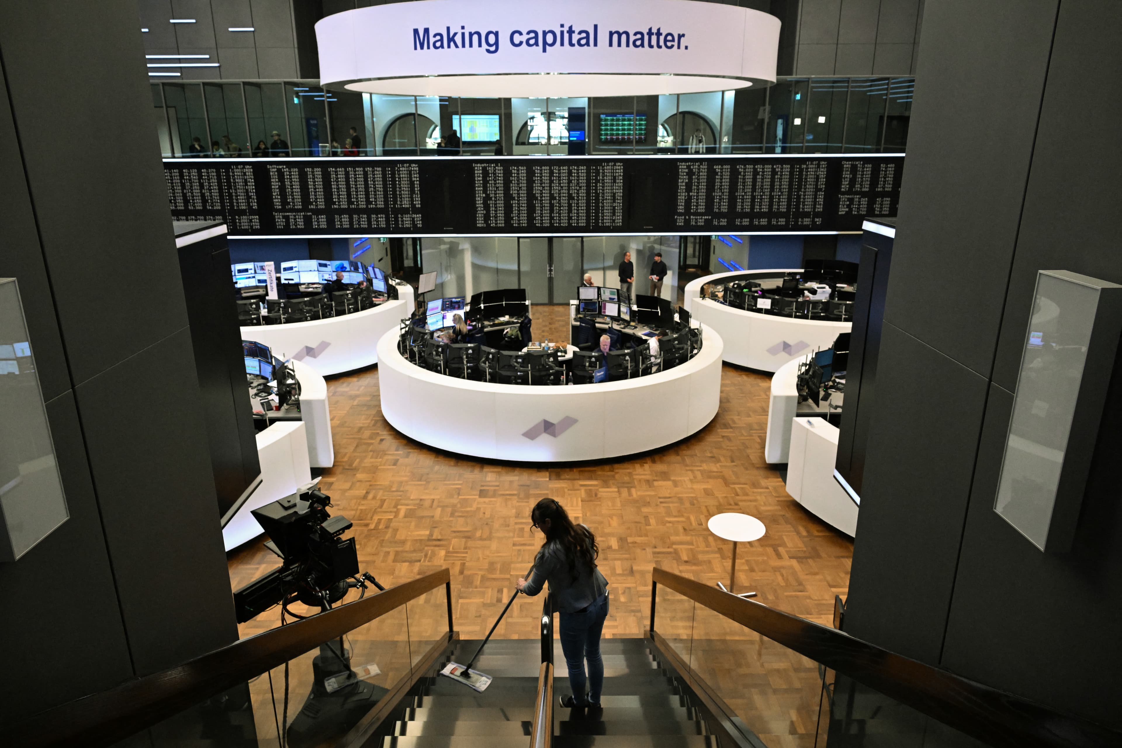 DAX hovers near 25,000 as US-Iran talks support sentiment