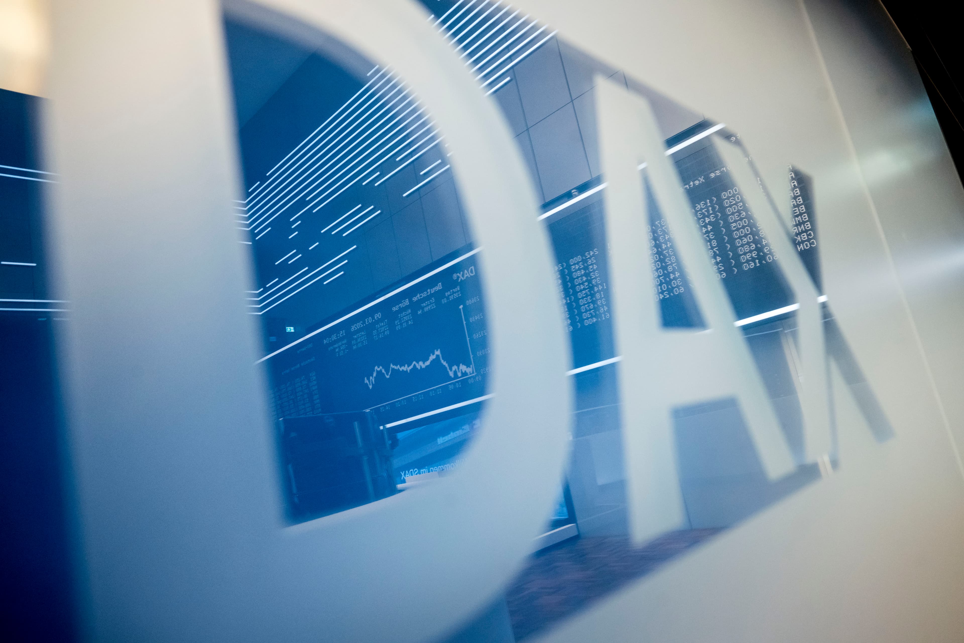 DAX struggles with 25,000 as the Bank of Japan raises rates