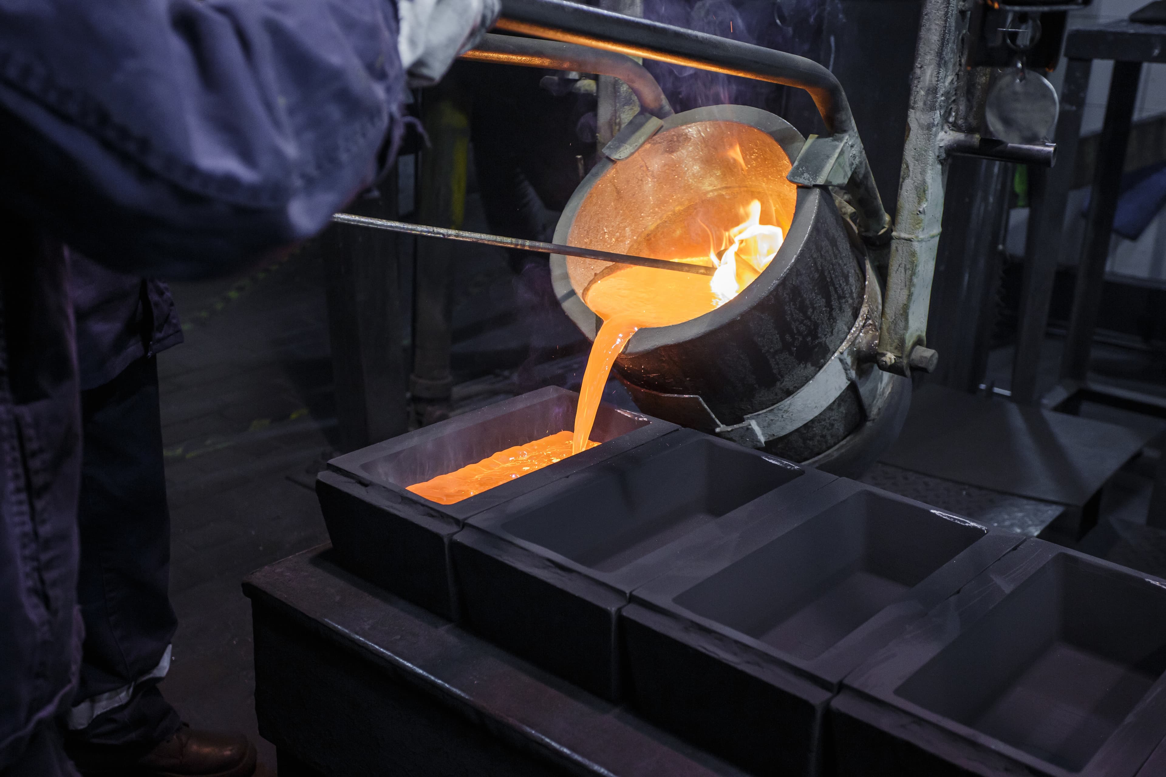 Silver prices may continue to fall amid a strong dollar