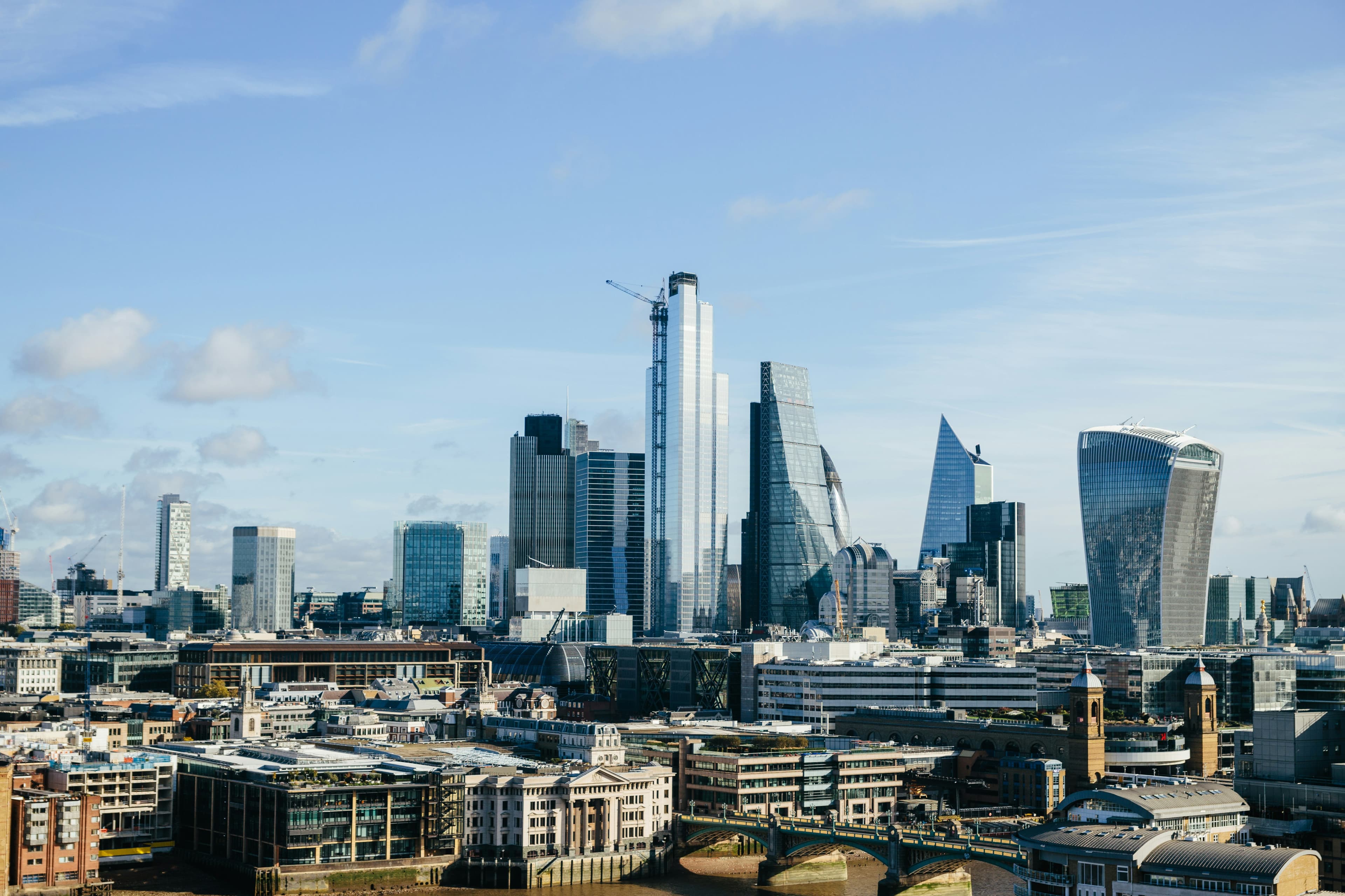 FTSE 100 slips as oil retreat offsets calmer UK politics