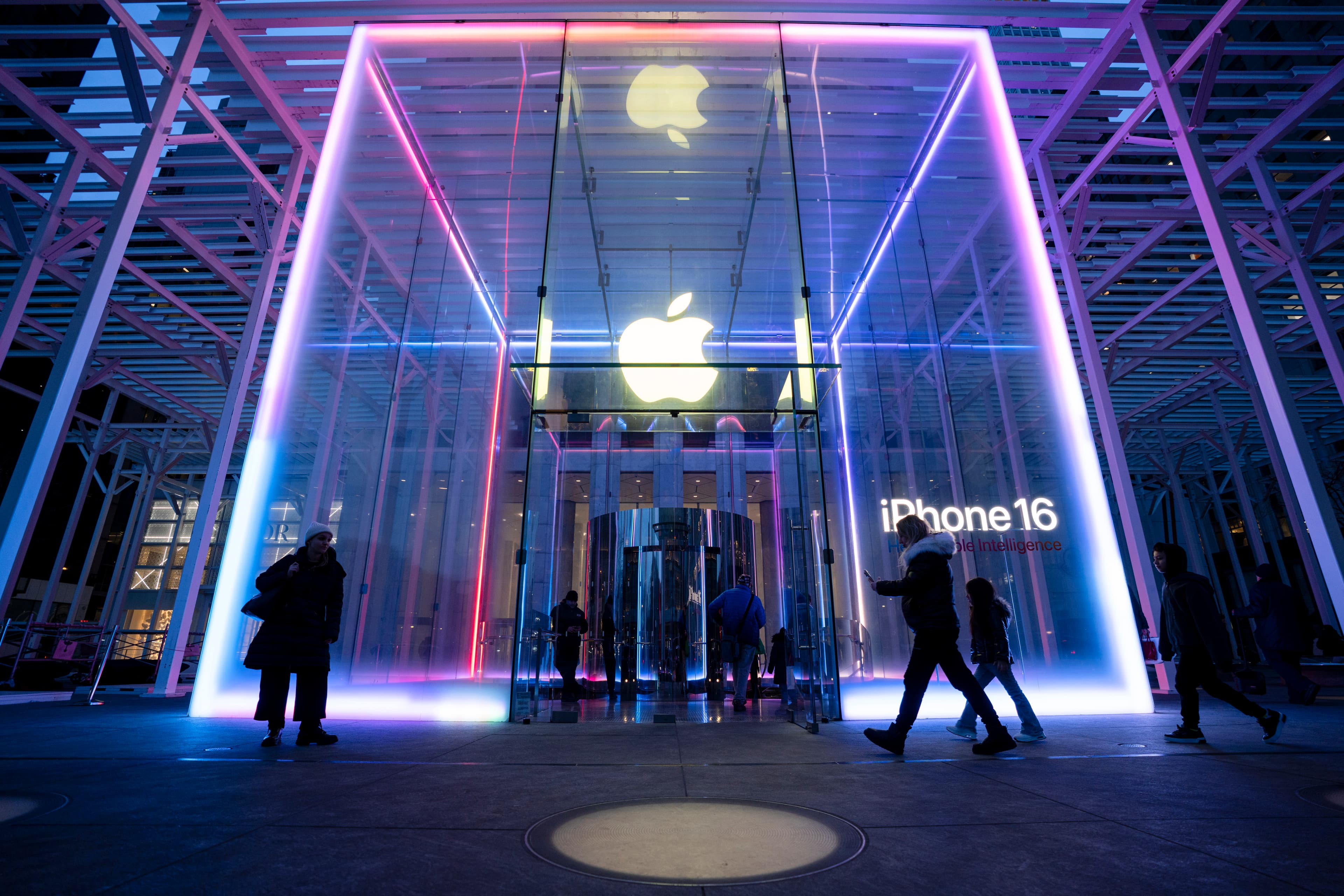 Apple's next chief faces an AI-era market test