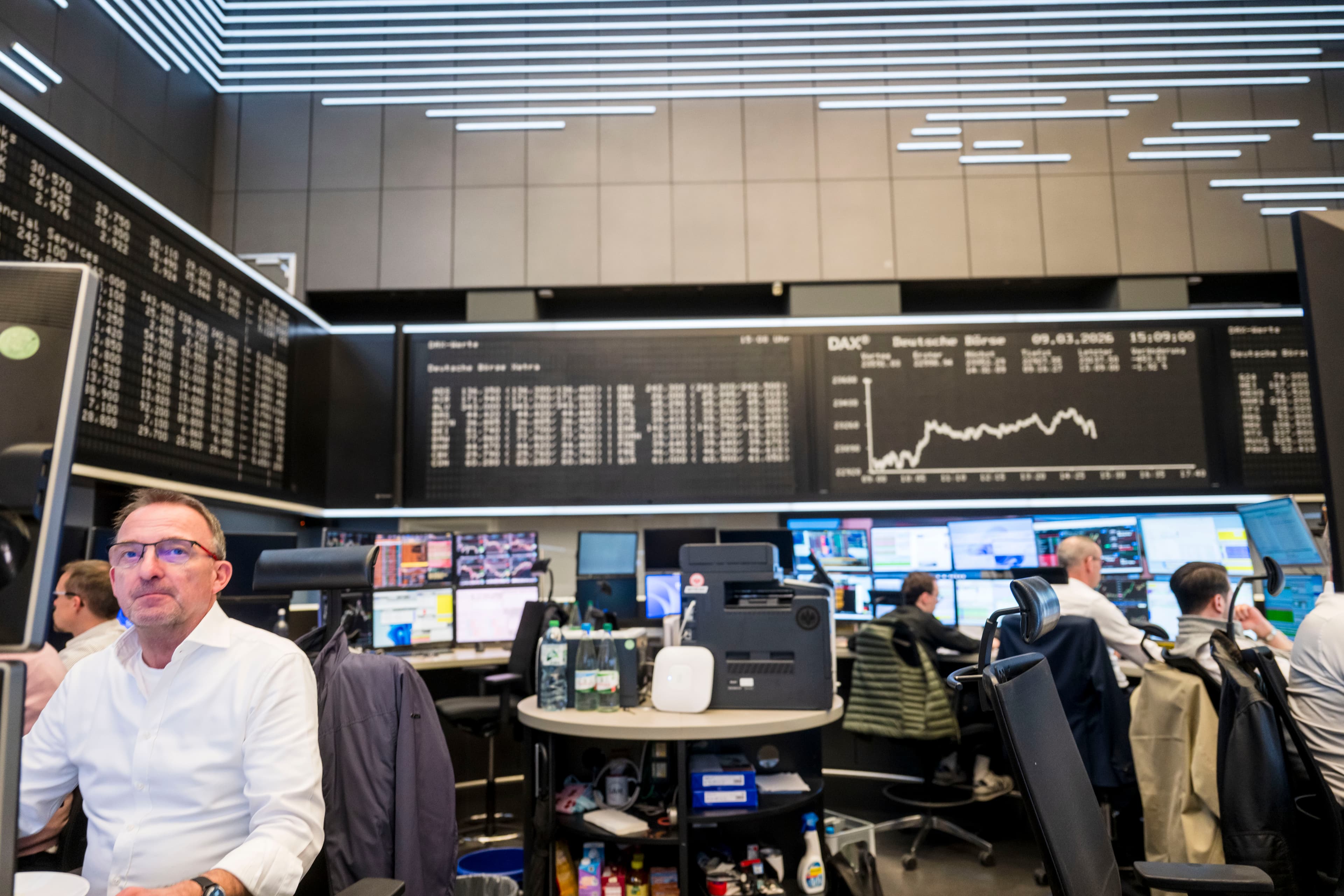 DAX steadies as bargain hunters return to technology and semiconductor stocks