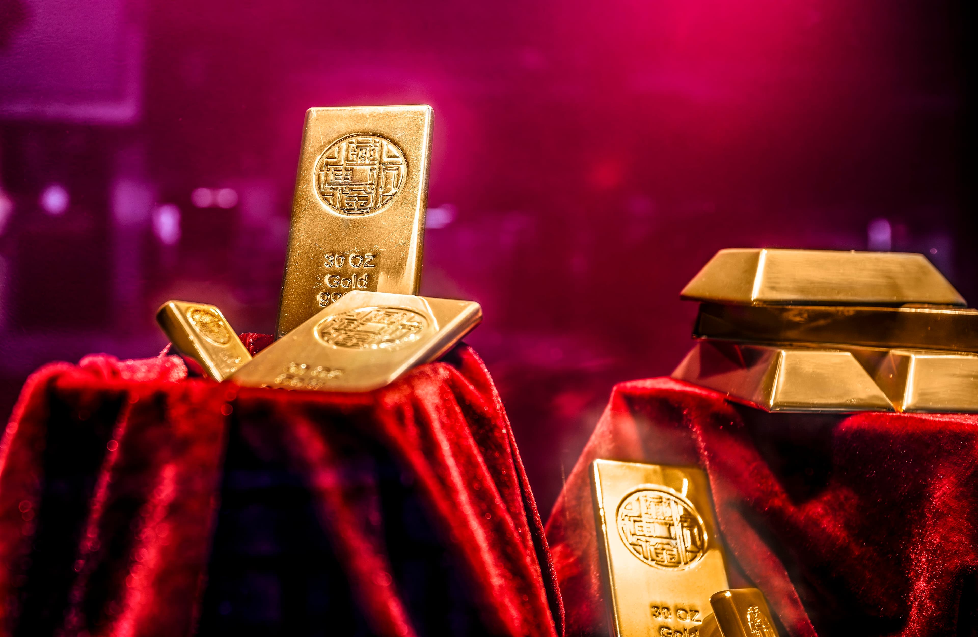Gold faces risk of a sharp breakdown as support comes under pressure